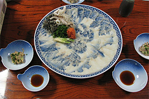 Fugu roh als Sashimi aufgeschnitten